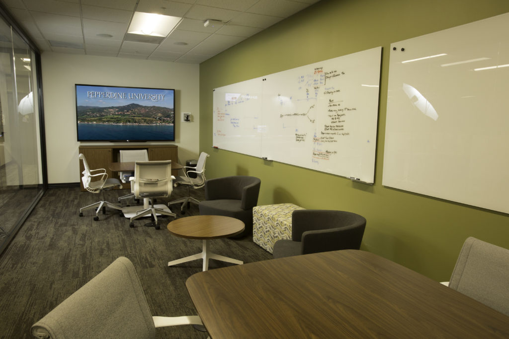 Users can arrange this flexible collaboration room ad hoc to suit their purposes.
